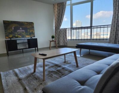 Stunning 1 Bedroom Apartment in Hydra Tower C4 with Breathtaking Lake Views